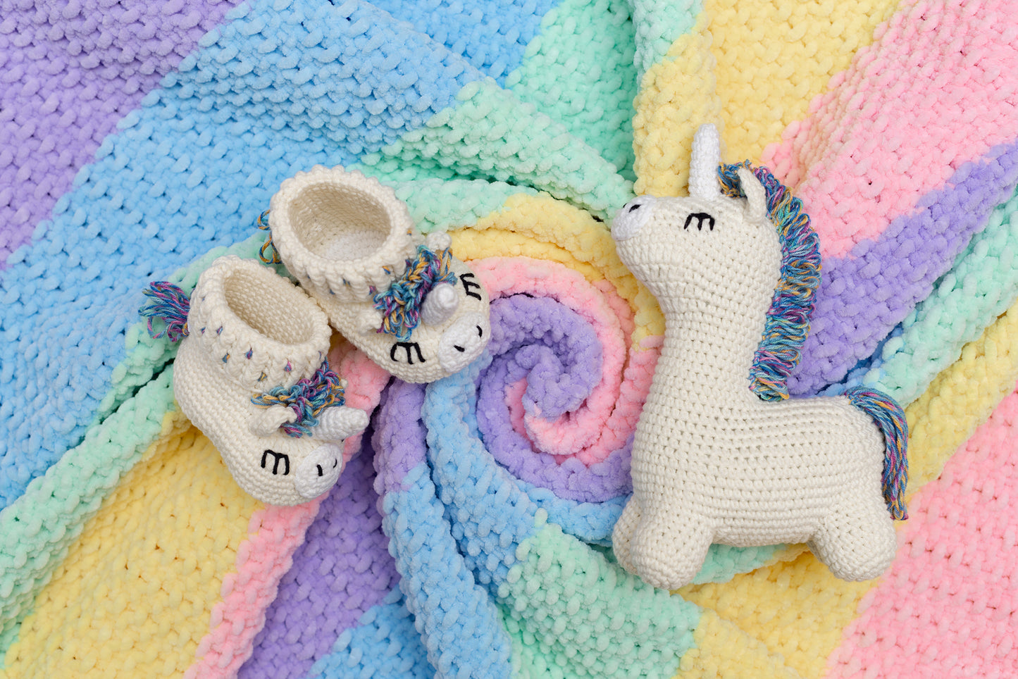 Unicorn toy & blanket & booties gift box Rainbow